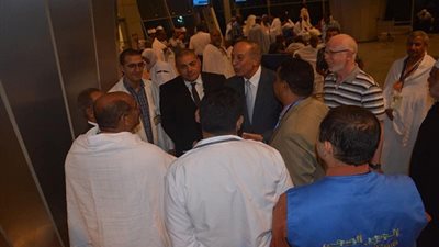 مغادرة الفوج الثانى للحجاج ومحافظ البحر الأحمر يحرص على توديعهم