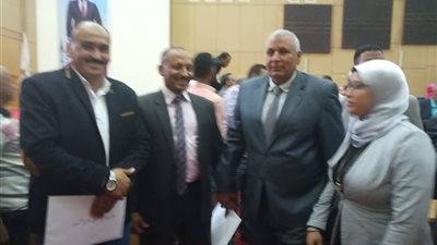 صور.. بمناسبة اليوم العالمي للشباب 2018.. محافظ الوادي الجديد يكرم 3 شباب أصحاب مشروعات غير تقليدية