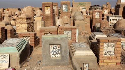 عاجل.. الحكومة تنفي فرض ضرائب عقارية على المقابر