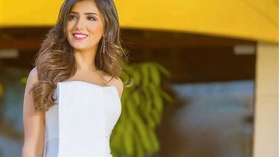شاهد ماذا فعل فستان مي عمر بجمهور السوشيال ميديا 