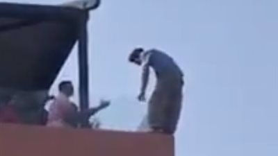 فيديو.. لحظة إنقاذ شاب متهور حاول الانتحار بطريقة مفزعة