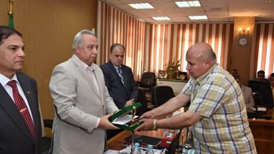 صور.. محافظ الشرقية يكرم المشاركين في تنفيذ الموجه العاشرة لإزالة التعديات