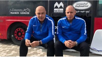 لاعبو الزمالك يحتفلون بعيد ميلاد جروس وحافظ