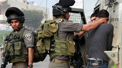 قوات الاحتلال تعتقل 12 فلسطينيًا خلال مداهمتها لـ الأحياء السكنية بالضفة