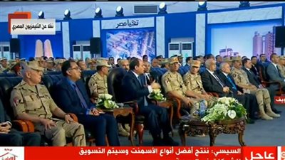 الرئيس السيسى يمازح أحد الحضور: سيبني أكمل كلامى