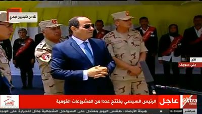 الرئيس السيسى يستمع إلى كيفية تعبئة الأسمنت