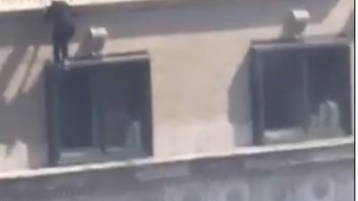 فيديو.. لحظة انتحار شابة من أعلى بناية شاهقة جدا