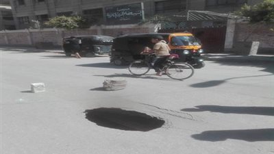 ظهور حفرة مفاجئة تهدد سلامة المواطنيين بوسط مدينة الفشن