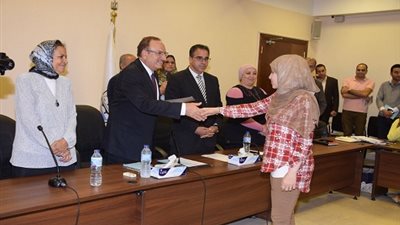 صور.. محافظ بني سويف يسلم 50 شهادة ضمن البرنامج التدريبي لتمكين المرأة اقتصاديا 