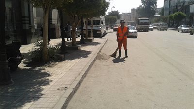 صور.. رئيس حي الأزبكية يوجه بتنظيف الشوارع