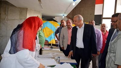 صور.. محافظ القليوبية يتفقد القافلة الطبية بـ نادي المؤسسة العمالية