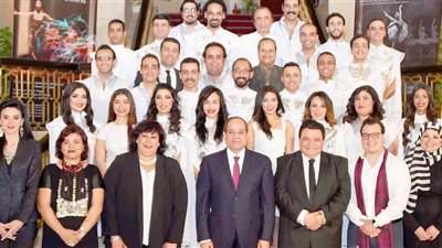 تامر مرسي يرعى أبطال العرض المسرحي 