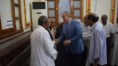 صور.. محافظ البحر الأحمر يحضر واجب عزاء في مسجد الميناء بـ الغردقة