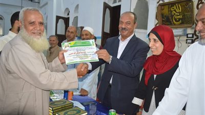 صور.. رئيس مدينة مطوبس يكرم حفظة القرآن الكريم وأوائل الثانوية العامة