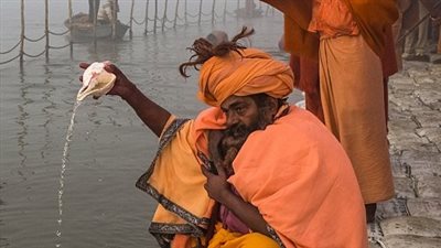 من هم البنغال الذين يحملون الحجاج على أكتافهم في موسم الحج ؟ تعرف عليهم 