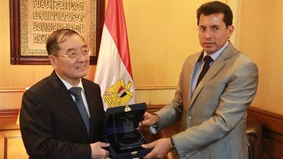 وزير الرياضة يلتقي سفير الصين بالقاهرة