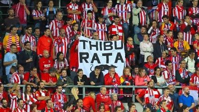 جماهير أتلتيكو مدريد تهاجم 