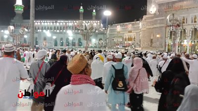 صور .. توافد الآلاف من الحجاج لأداء صلاة الفجر في البيت الحرام
