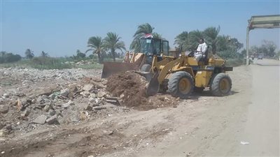 صور.. رفع 40 طن مخلفات وقمامة بقرية مازورة سمسطا ببني سويف  