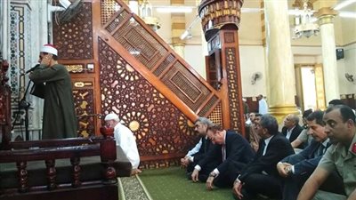 توافد المصلين على ساحة مسجد عمر بن عبد العزيز بـ بني سويف لأداء صلاة الجمعة