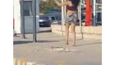 فيديو.. فتاة تقدم وصلة رقص في إحدى الشوراع الرئيسة بـ الساحل الشمالي