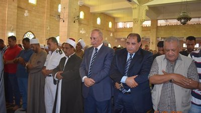 محافظ البحر الأحمر يؤدي صلاة الجمعة بمسجد الشيخ ابو الحسن الشاذلى بـ مرسى علم