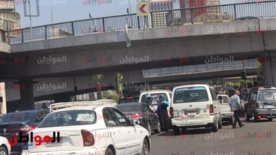كثافة مرورية متوسطة في شوارع الجيزة