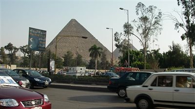 كثافة مرورية متوسطة في شوارع الهرم منتصف اليوم الجمعة