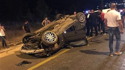 بالأسماء.. إصابة سائحين في حادث انقلاب سيارة ملاكي بـ طريق الفرافرة