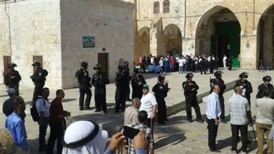 عاجل.. قوات الإحتلال تطرد مئات المصلّين والموظفين من المسجد الأقصى