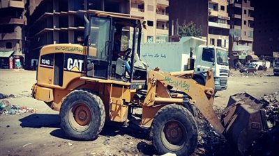 صور.. حملة لرفع القمامة بقطاع الوحدة المحلية بـ مدينة قليوب