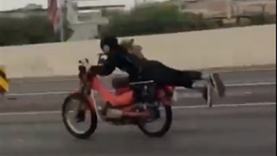 فيديو.. طرق سوبرمان الخطيرة أحدث طريقة لقيادة الدراجات 