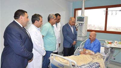 صور.. رئيس جامعة كفرالشيخ يتفقد قوائم انتظار المرضى بالمستشفى الجامعي