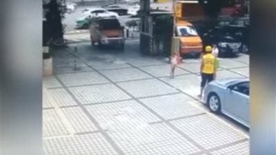فيديو| امرأة تدفع طفلها أمام سيارة.. والسبب شريحة موبايل