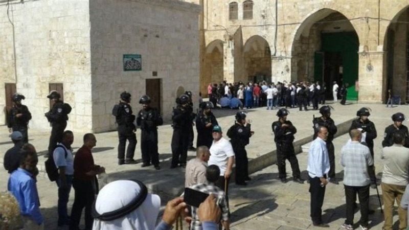 أثناء طرد المصلين