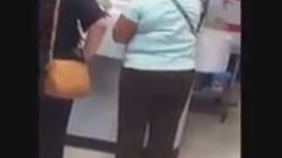 شاهد| مشاجرة عنيفة بين عمال داخل أحد المطاعم