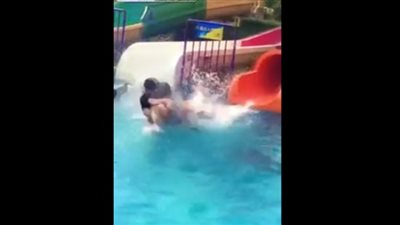 فيديو| نهاية غير طبيعية لرجل يقف أسفل زحليقة مائية 
