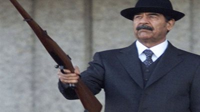 فيديو نادر.. لحظة هدم تمثال صدام حسين الطاغية الذي بكى عليه العراقيون