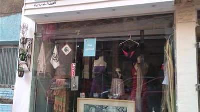 شاهد.. للفقراء فقط.. محل يقدم الملابس المستعملة مجانا بـ الإسكندرية