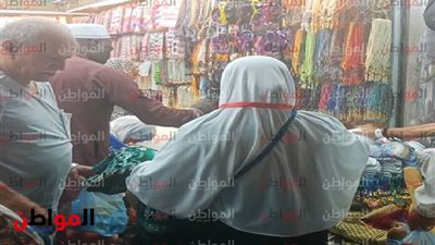صور.. إقبال شديد من الحجاج على شراء الهدايا بمناسبة عيد الأضحى 2018