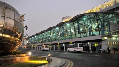 صور.. ضبط راكب بحوزته كميات من مخدر الحشيش فى مطار القاهرة
