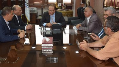 بعد توجيهات الرئيس بإزالة تعديات نهر النيل.. محافظ بني سويف يجتمع بلجنة الري
