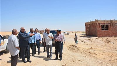 محافظ الوادي الجديد سير الأعمال بموقف سيارات الأجرة الجديد بمدينة الخارجة