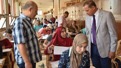 صور.. رئيس جامعة سوهاج يتفقد امتحانات الفرقة الخامسة بكلية الطب البشري