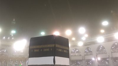 فيديو.. أمطار رعدية تضرب محيط الحرم المكي.. والحجاج يحتمون في الخيام