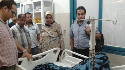 صور.. مدير مستشفى الغردقة في جولة تفقدية لمتابعة حالة المصابين