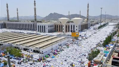 ضيوف الرحمن يتوافدون على مسجد نمرة لـ أداء صلاة الظهر والعصر جمعًا وقصرًا
