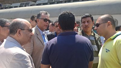 صور.. جولة تفقدية لوزير النقل فى عدد من محطات القطارات 
