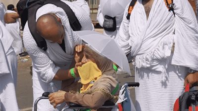 شاهد ماذا فعل حاج لوالدته المسنة لتخفيف لهيب الشمس بـ عرفات 
