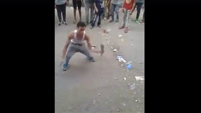 فيديو .. مشهد مؤسف| شاب يرقص بالسنجة في وسط الشارع 